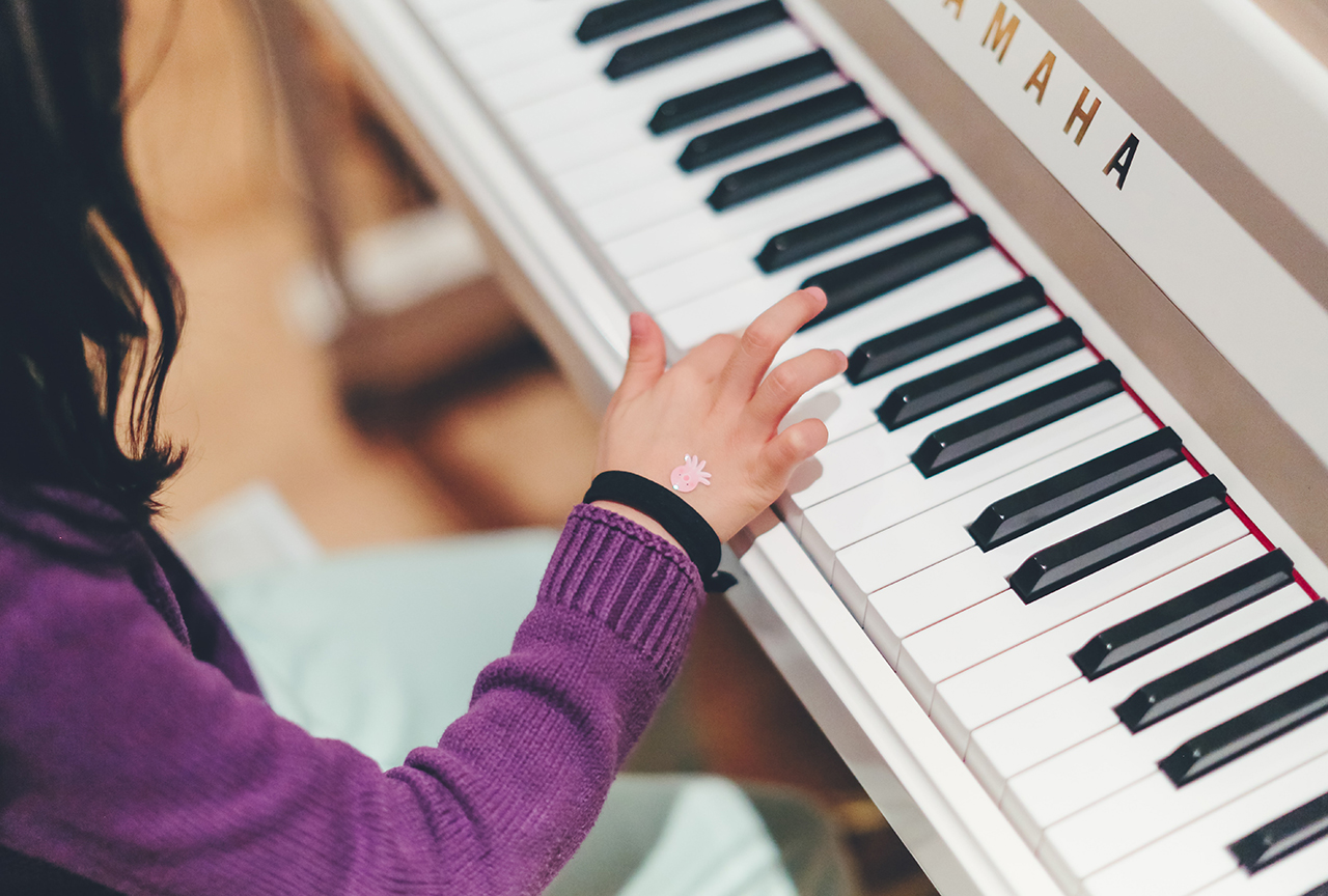 kid-playing-piano-music-therapy